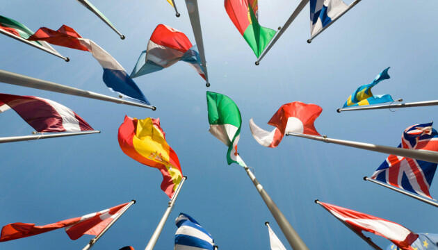 Foto de banderas de países para clases de idiomas. Blog Diciembre Escuela Miramadrid.